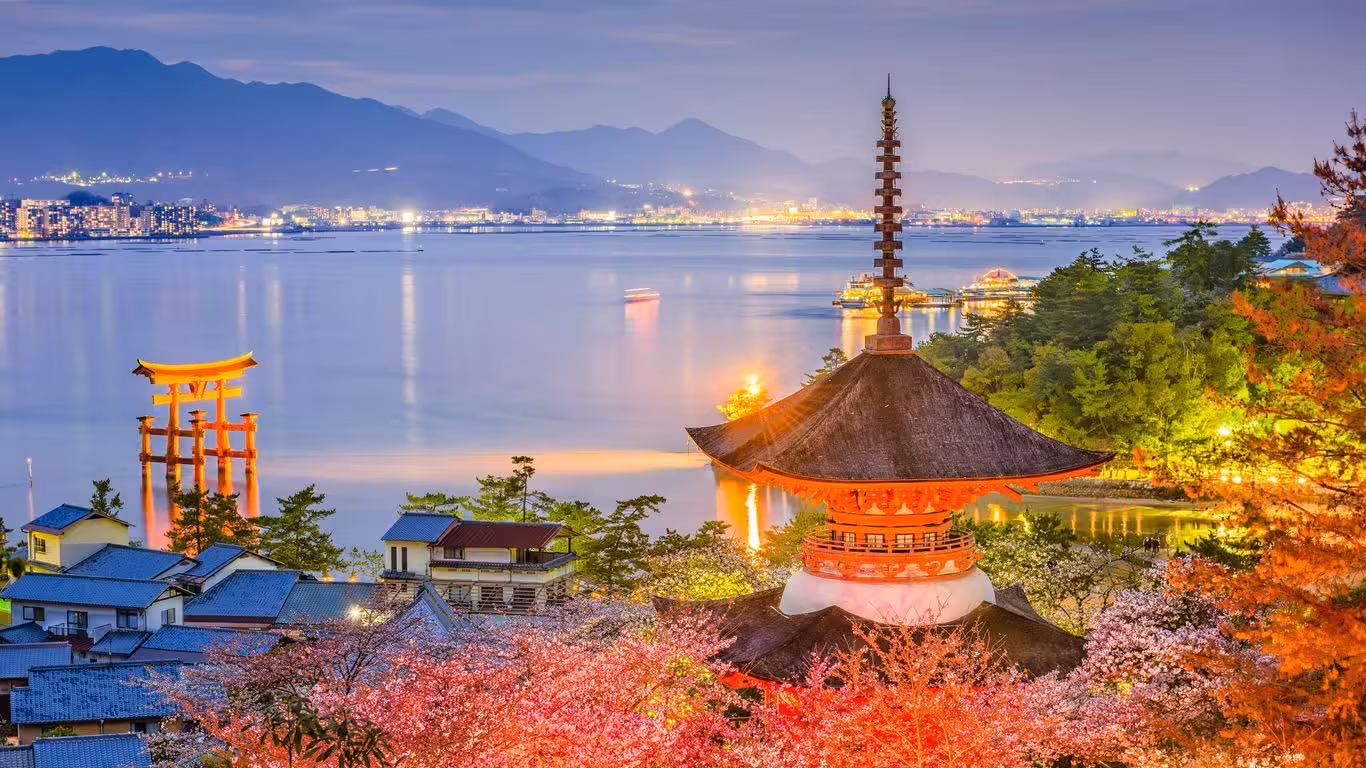 Puerta Torii de Miyajima sobre el agua.