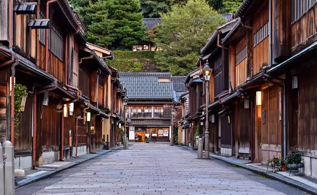 Calle del barrio histórico Higashi Chaya en Kanazawa, con fachadas tradicionales de madera.