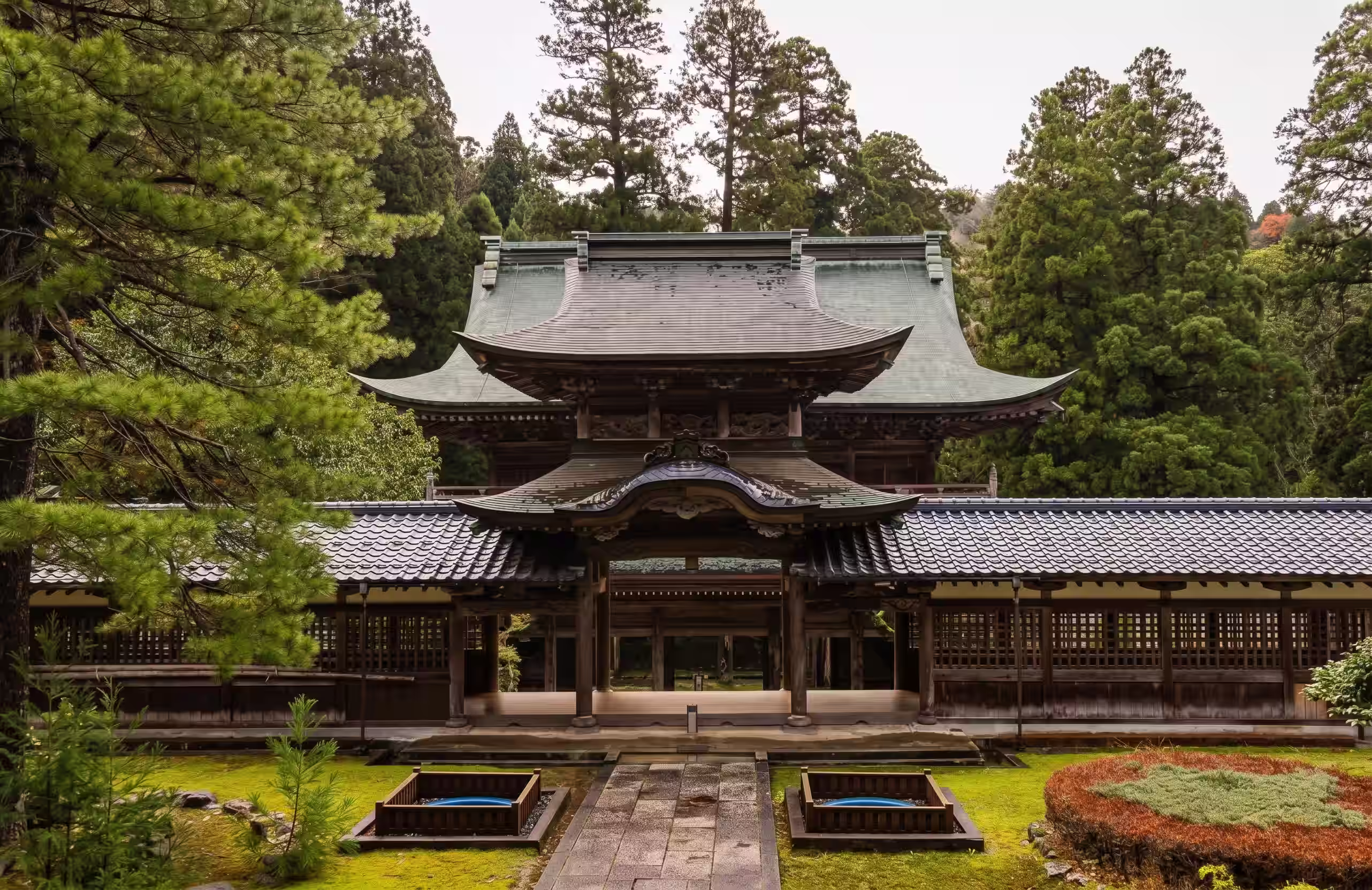 Templo Eiheiji rodeado de naturaleza en Japón.