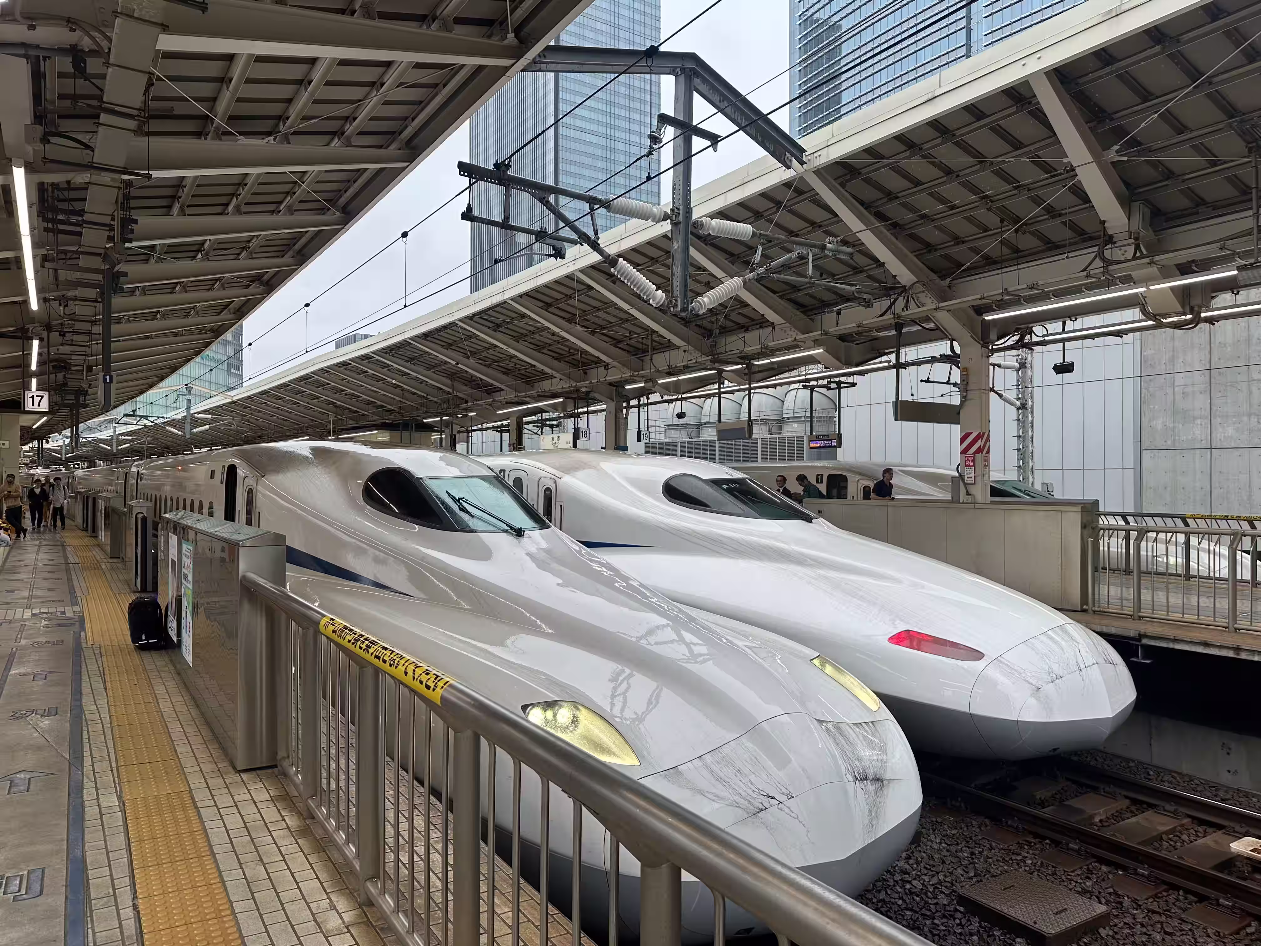 Tren Shinkansen detenido en una estación del oeste de Japón.